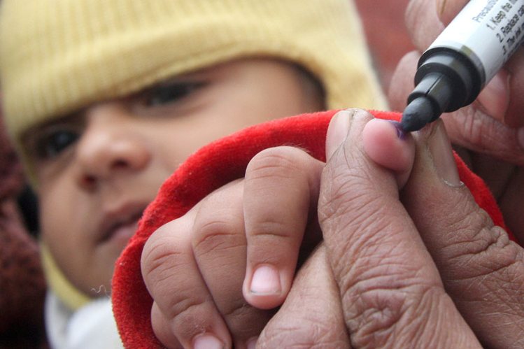 vaccination helps fight infection टीके शिशु को संक्रमण से बचाते हैं